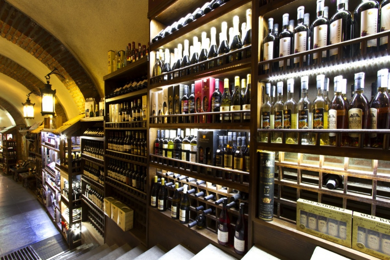 bar-LA SEYNE SUR MER-min_world_street_travel_shop_canon_georgia_wine_bottles-429767